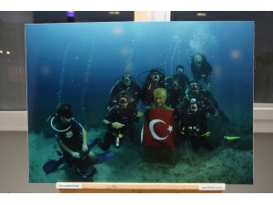 Su Altındaki Atatürk Büstünde Türk Bayrağı Açtılar