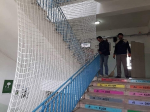 Ortaokul Merdivenlerine Fileli Koruma