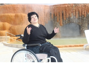 Felç Kalan 30 Yıllık Yüzme Öğretmeni Denizli’deki Tedaviden Sonra Yürümeye Başladı