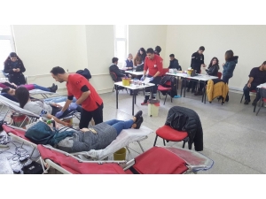 Öğrencilerden Kan Bağışı