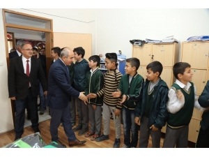 Öğrencilere Spor Malzemeleri Dağıtıldı