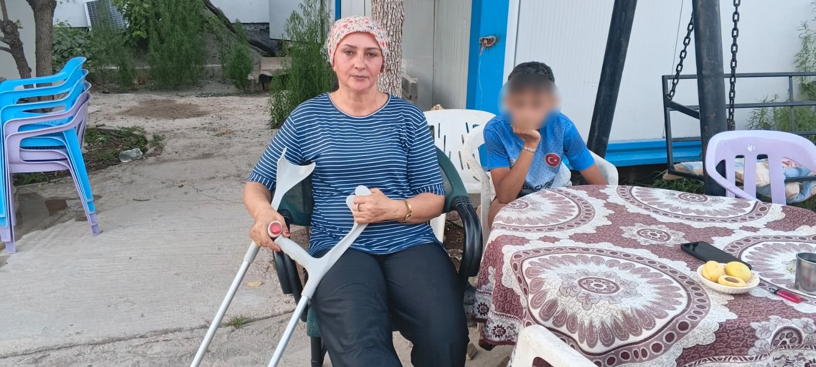 basibos-kopeklerin-kovaladigi-anne-ogul-duserek-yaralandi