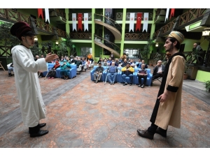 Liseliler Huzurevi Sakinleri İçin Sahneye Çıktı