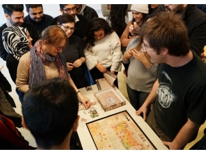 Türk Siyasetini Oyun Oynayarak Öğrendiler