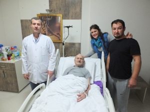 100 Yaşındaki Hasan Amcanın Mesanesinden 136 Adet Taş Çıktı