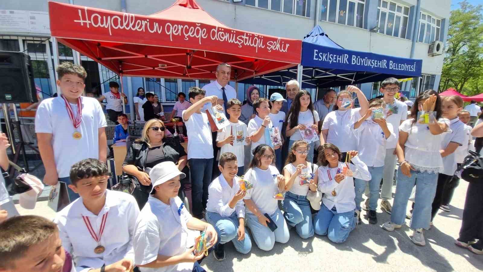 eskisehir-mehmet-gedik-ortaokulu-nda-mavi-kapaklar-umuda-donustu