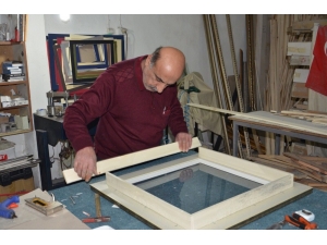 38 Yıldır Resimlere Çerçeve Yaparak Geçimini Sağlıyor