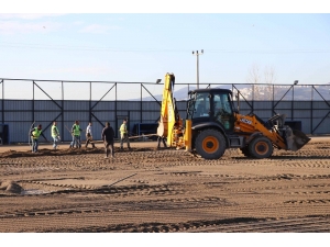 Büyükşehir’den Doğal Çim Sahasına Özel Bakım