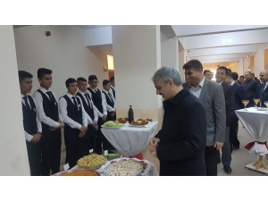 Öğrencilerin Yemekleri Protokolden Tam Not Aldı