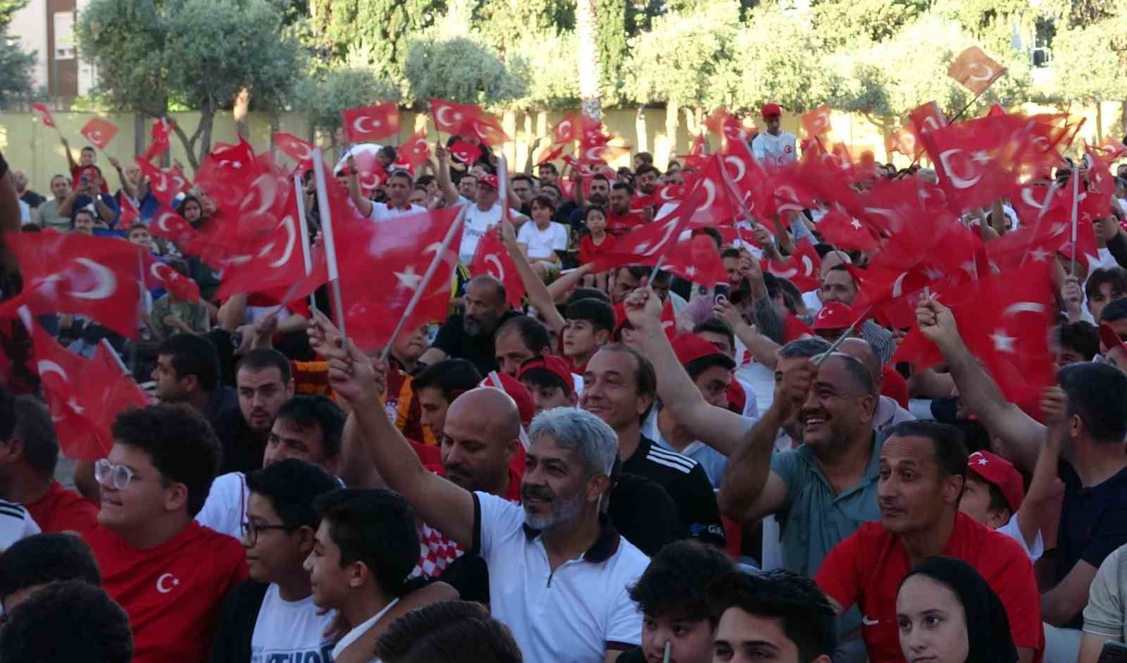 milli-mac-heyecanini-ihl-bahcesinde-dev-ekranda-izlediler
