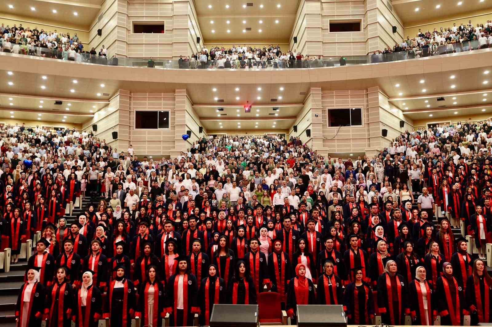 eru-saglik-hizmetleri-meslek-yuksekokulu-yeni-mezunlarini-verdi