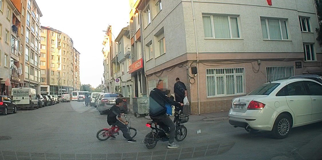 bisikletli-cocuk-aracin-altinda-kalmaktan-son-anda-kurtuldu