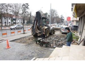 Kaldırımlarda Çalışmalar Sürüyor