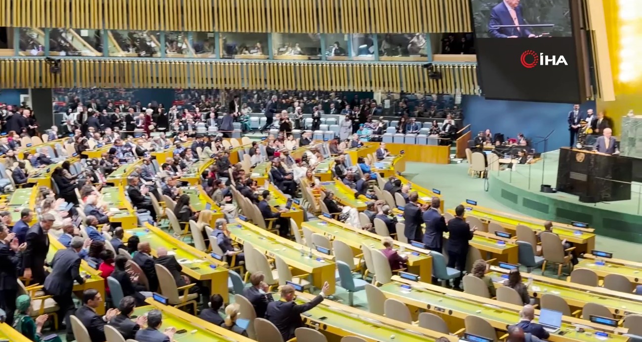 cumhurbaskani-erdogan-bm-konusmasinin-ardindan-dakikalarca-alkislandi