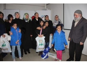Bingöl’de Yetim Çocuklara Kıyafet Yardımı