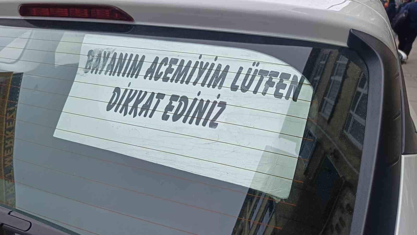 acemi-surucunun-arka-cam-yazisi-dikkat-cekti