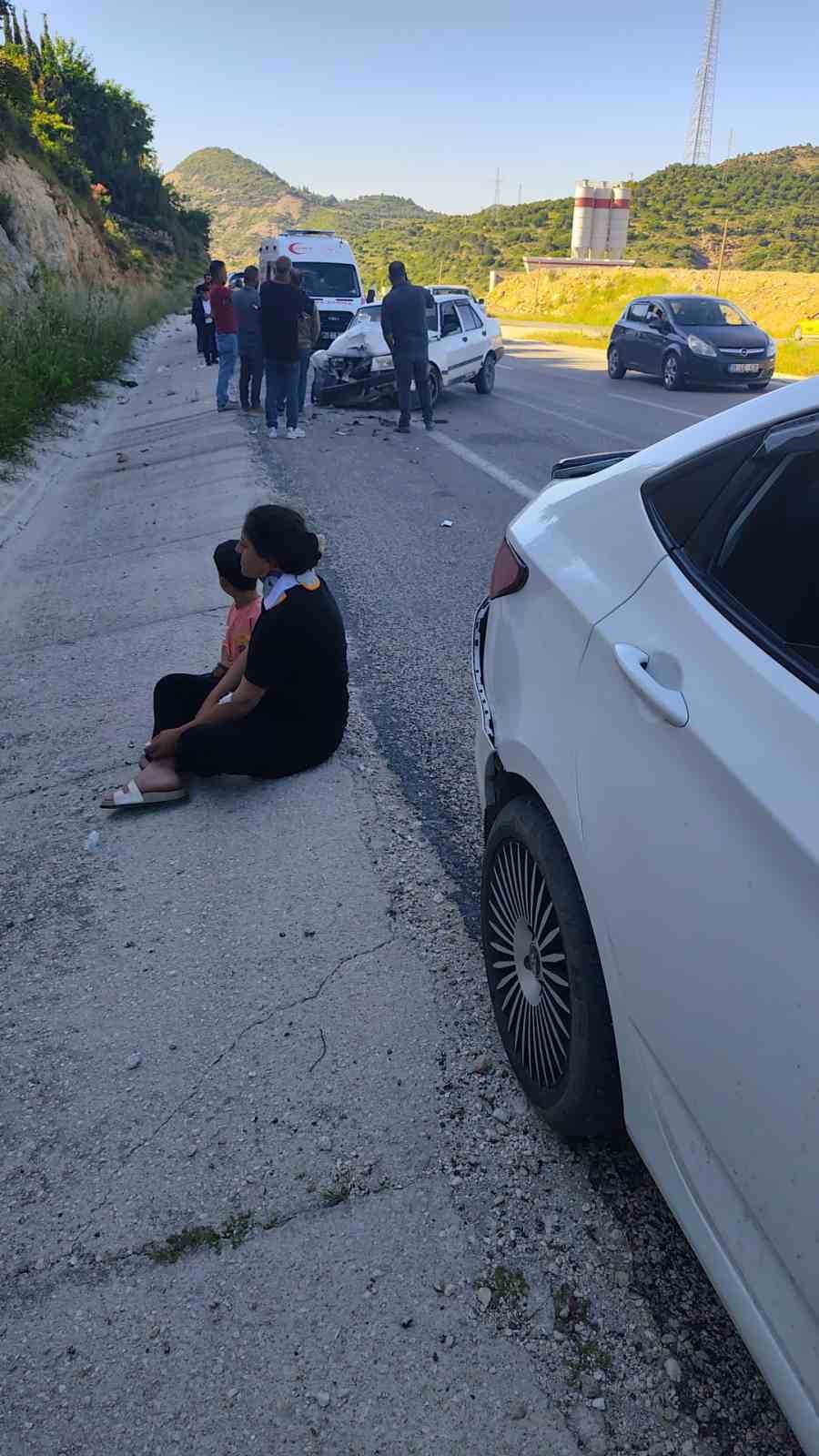 hatay-da-iki-otomobil-carpisti-3-yarali