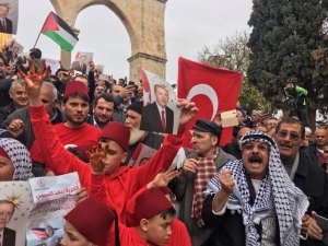 Mescid-i Aksa’da Türk Bayraklarıyla Kutlama