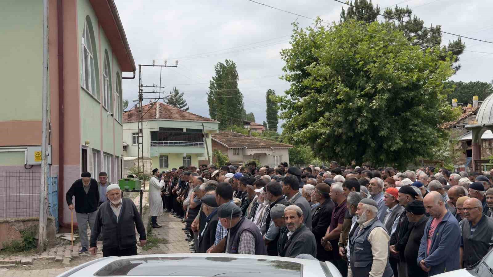 is-kazasinda-hayatini-kaybeden-genc-isci-son-yolculuguna-ugurlandi