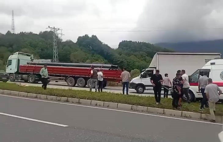 duzce-de-ambulans-tira-arkadan-carpti-1-kisi-yarali