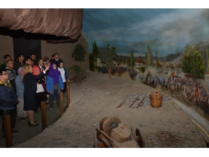 Kent Müzesinin Gezen Engelli Öğrenciler Keyifli Dakikalar Yaşadı