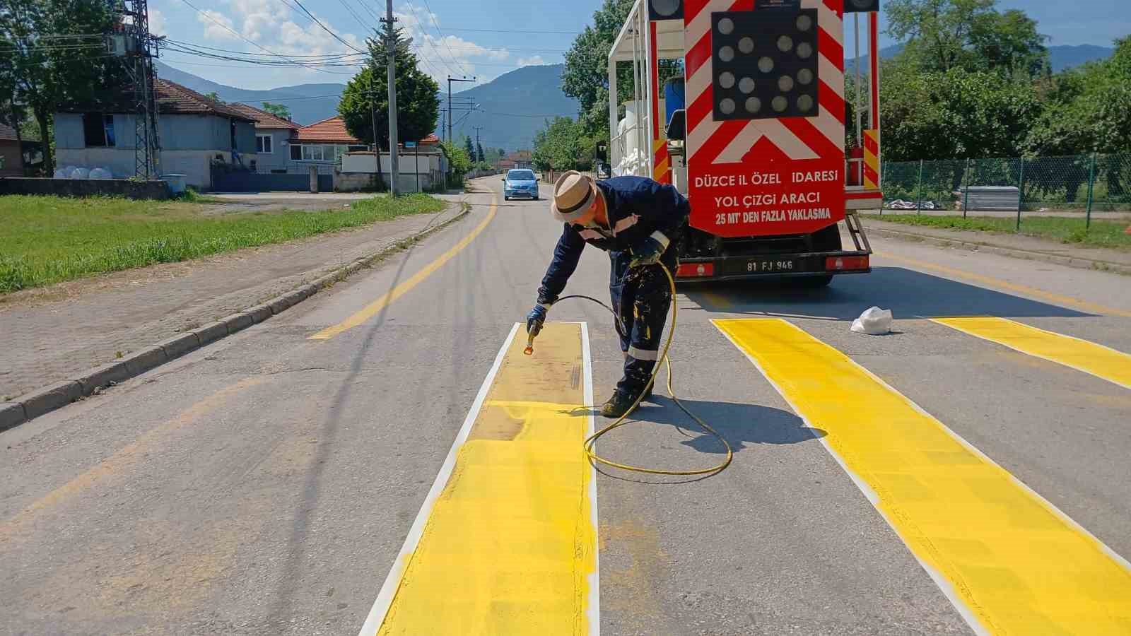 trafik-guvenligi-icin-kasisler-boyandi