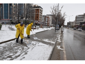 Tepebaşı’nda Kar Küreme Çalışmaları Başladı