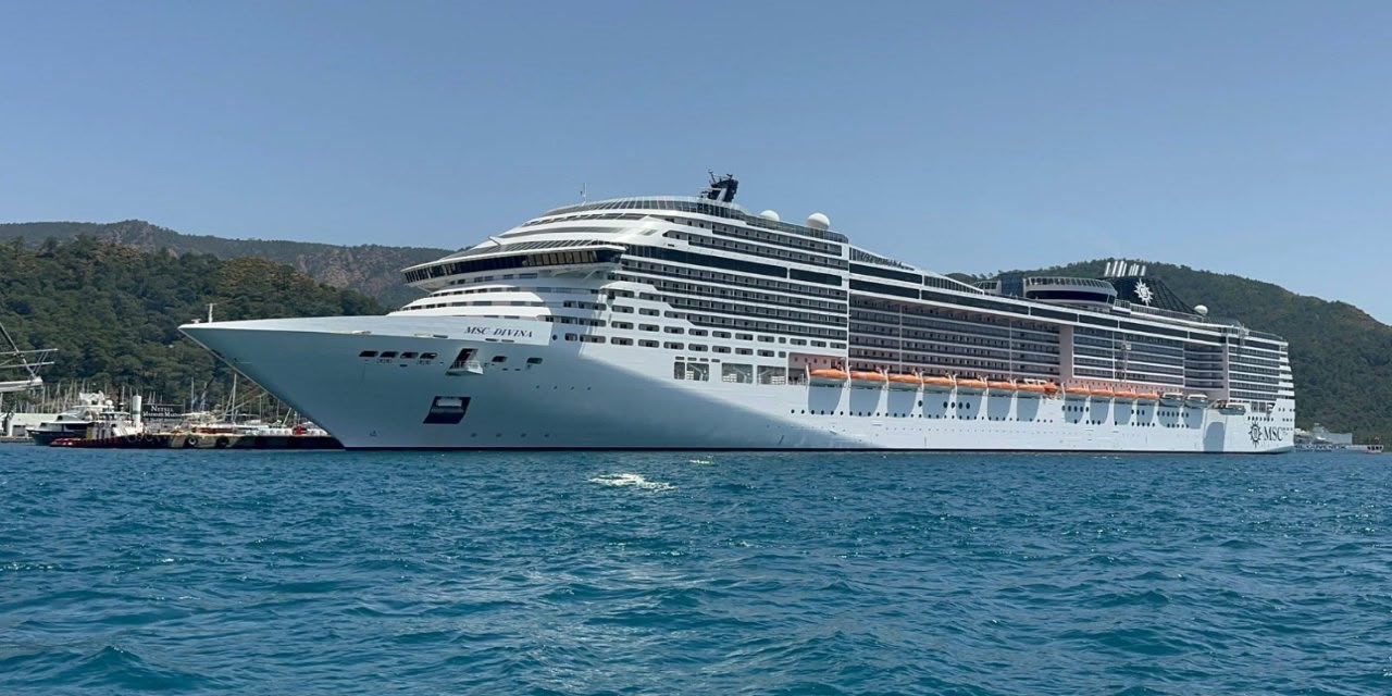 dev-yolcu-gemisi-5-bin-yolcusu-ile-marmaris-e-demir-atti