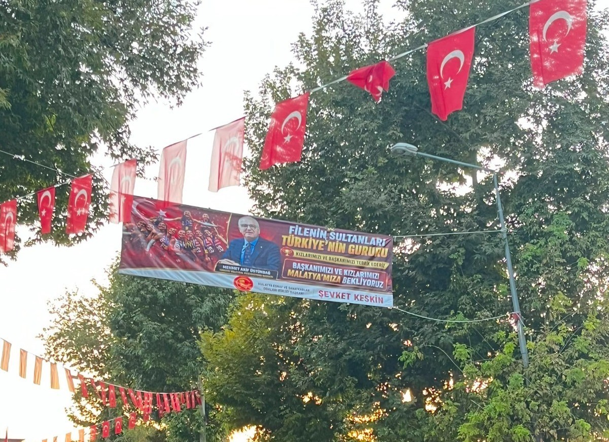 mesob-dan-filenin-sultanlari-ve-mehmet-akif-ustundag-a-kutlama-pankarti