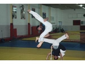 Dans Ederek Kendilerini Savunmayı Öğreniyorlar