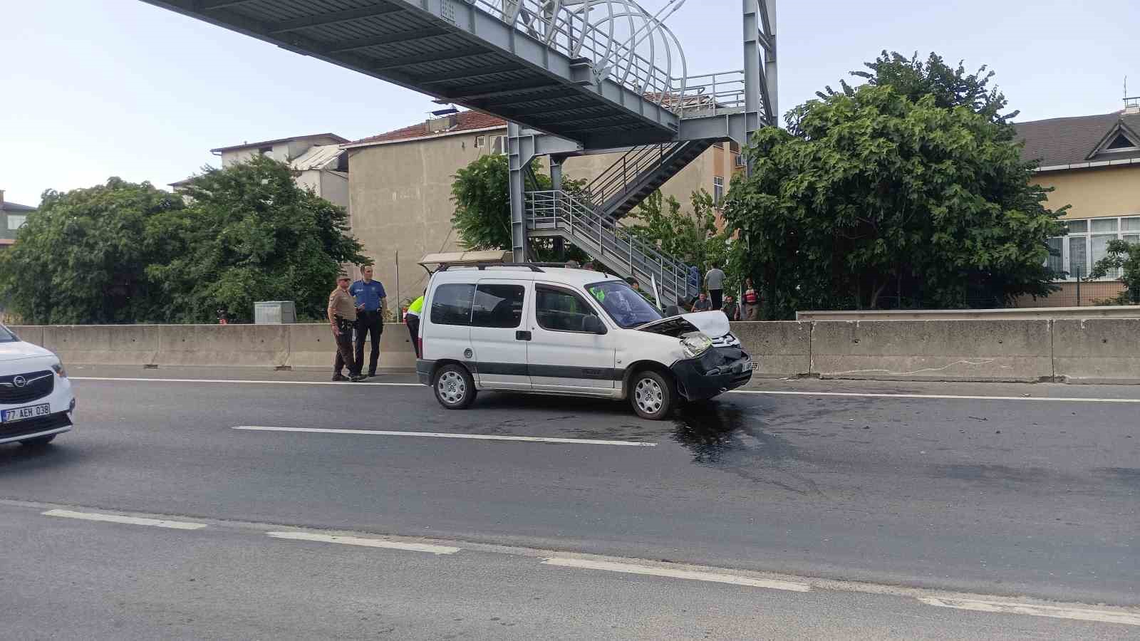 kocaeli-de-hafif-ticari-arac-otomobile-carpti-2-yarali