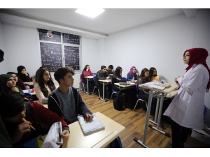 Gençler Üniversiteye Yenimahalle’de Hazırlanıyor