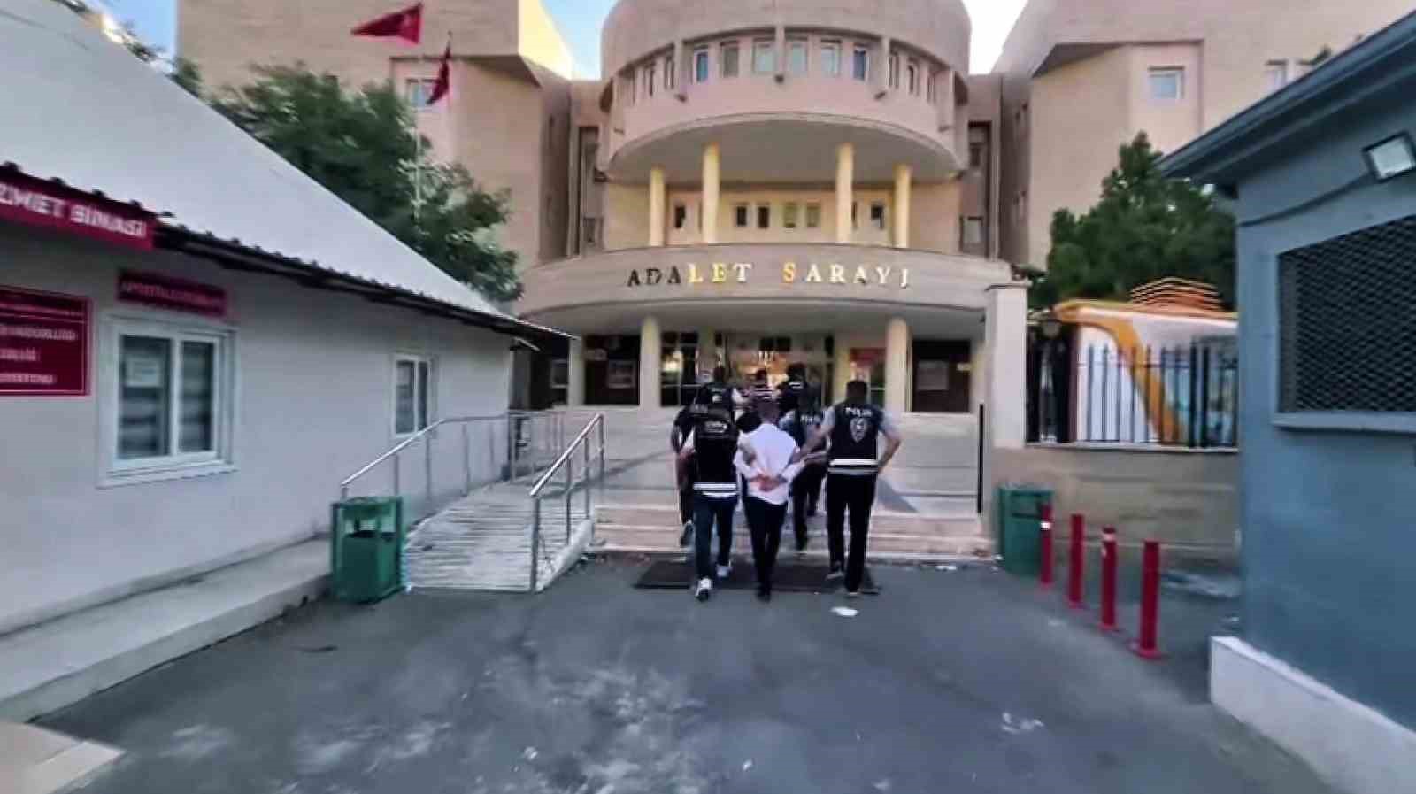 sanliurfa-da-kendilerini-kamu-gorevlisi-olarak-tanitan-dolandiricilar-tutuklandi