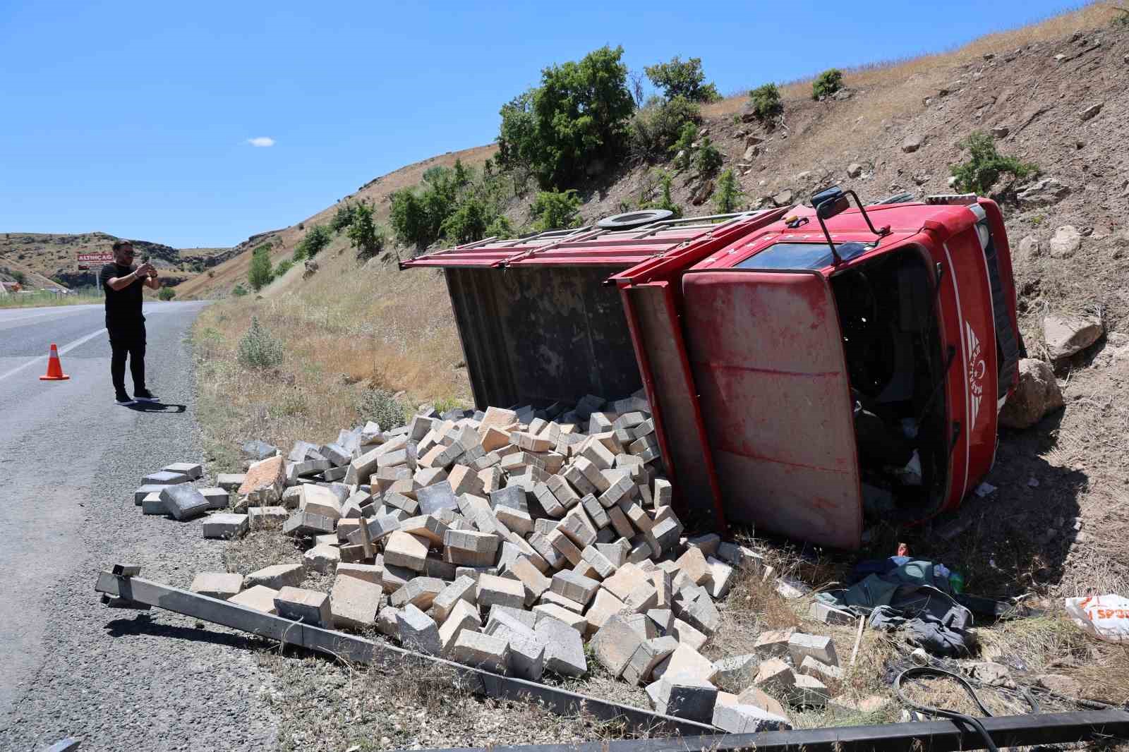 elazig-da-parke-tasi-yuklu-kamyonet-devrildi-2-yarali