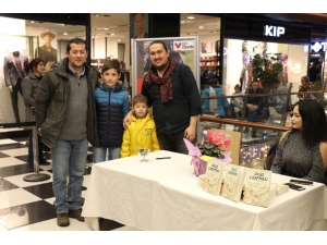 Tansu Yıldırım, Hayranları İçin İmzaladı