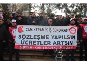 Fabrika İşçileri Aileleriyle Beraber Eylem Yaptı