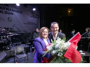 Gaziantepliler Kurtuluş Gününü Ferhat Göçer’le Kutladı