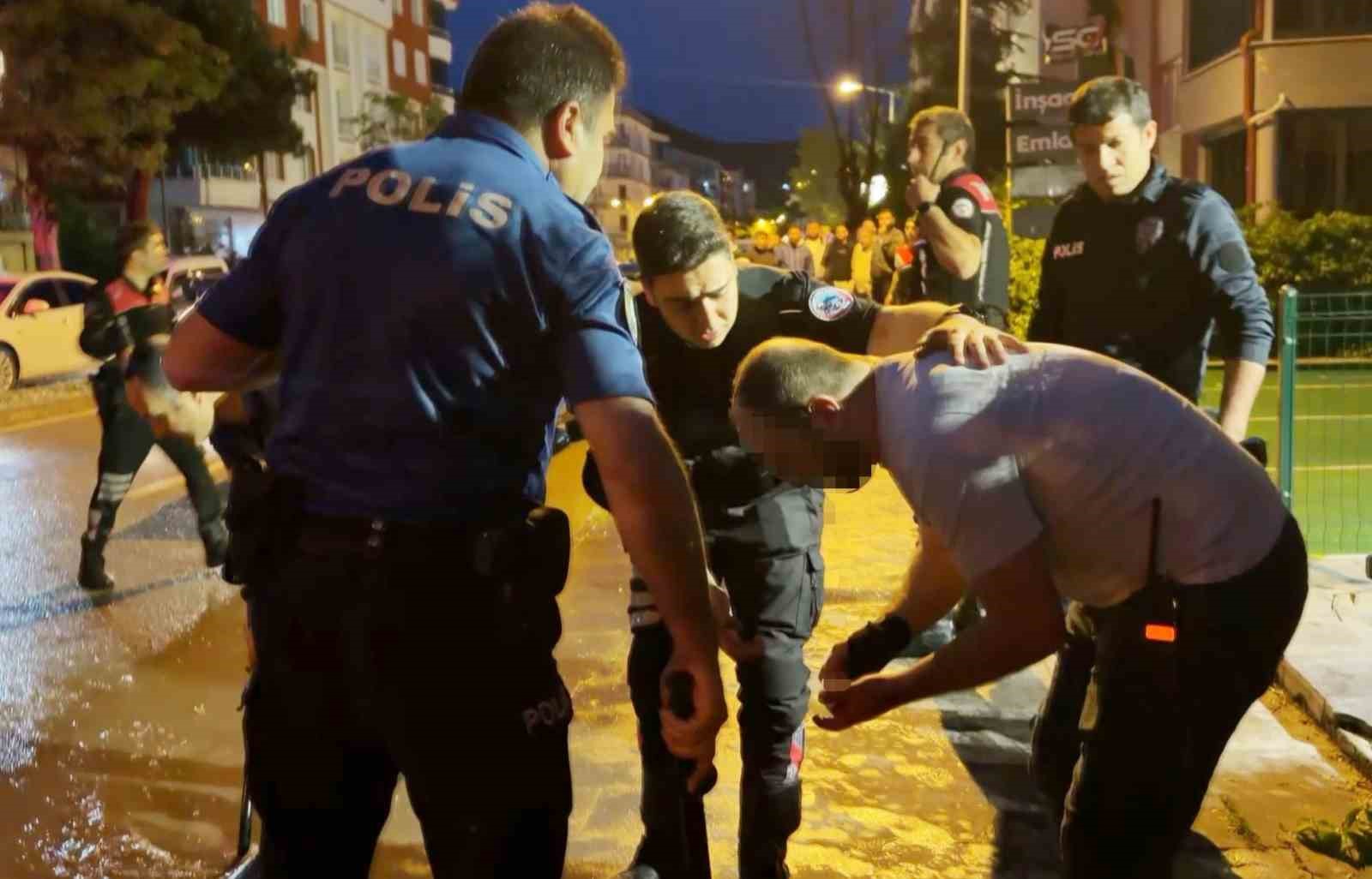 ofkeli-baba-kizini-rahatsiz-eden-gencin-kulagini-kesti-1-i-polis-2-yarali