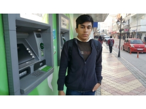 19 Yaşındaki Genç Hesabına Yanlışlıkla Yatırılan İşçinin Maaşını İade Etti