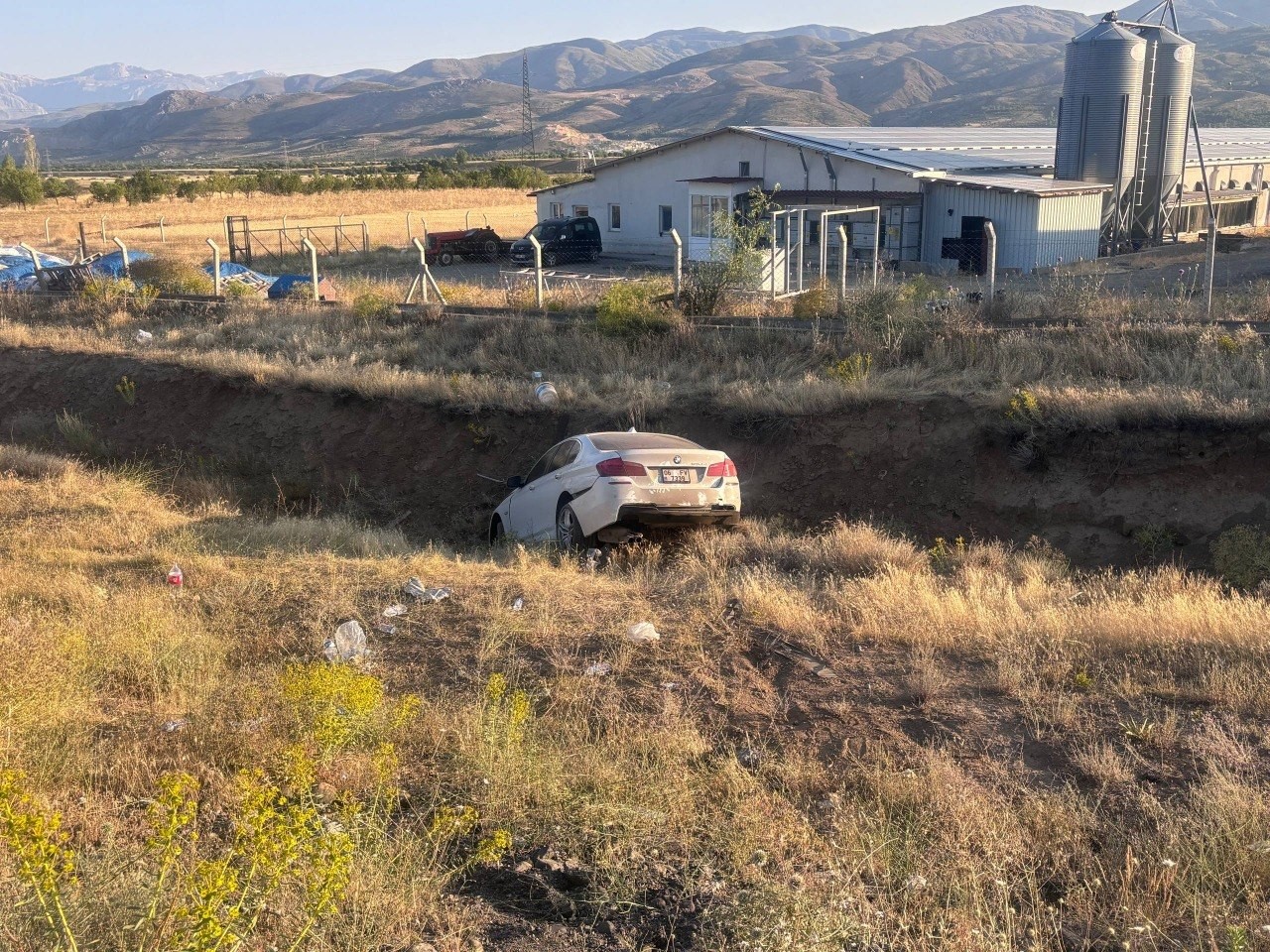 erzincan-da-otomobil-yoldan-cikti-3-u-cocuk-6-yarali