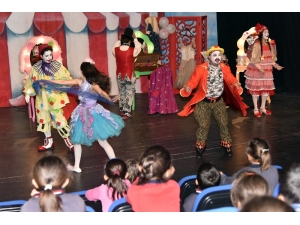 Öğrenciler İlk Kez Tiyatro İle Buluştu