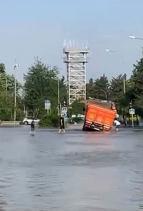 adana-da-su-borusu-patladi-yollar-gol-oldu