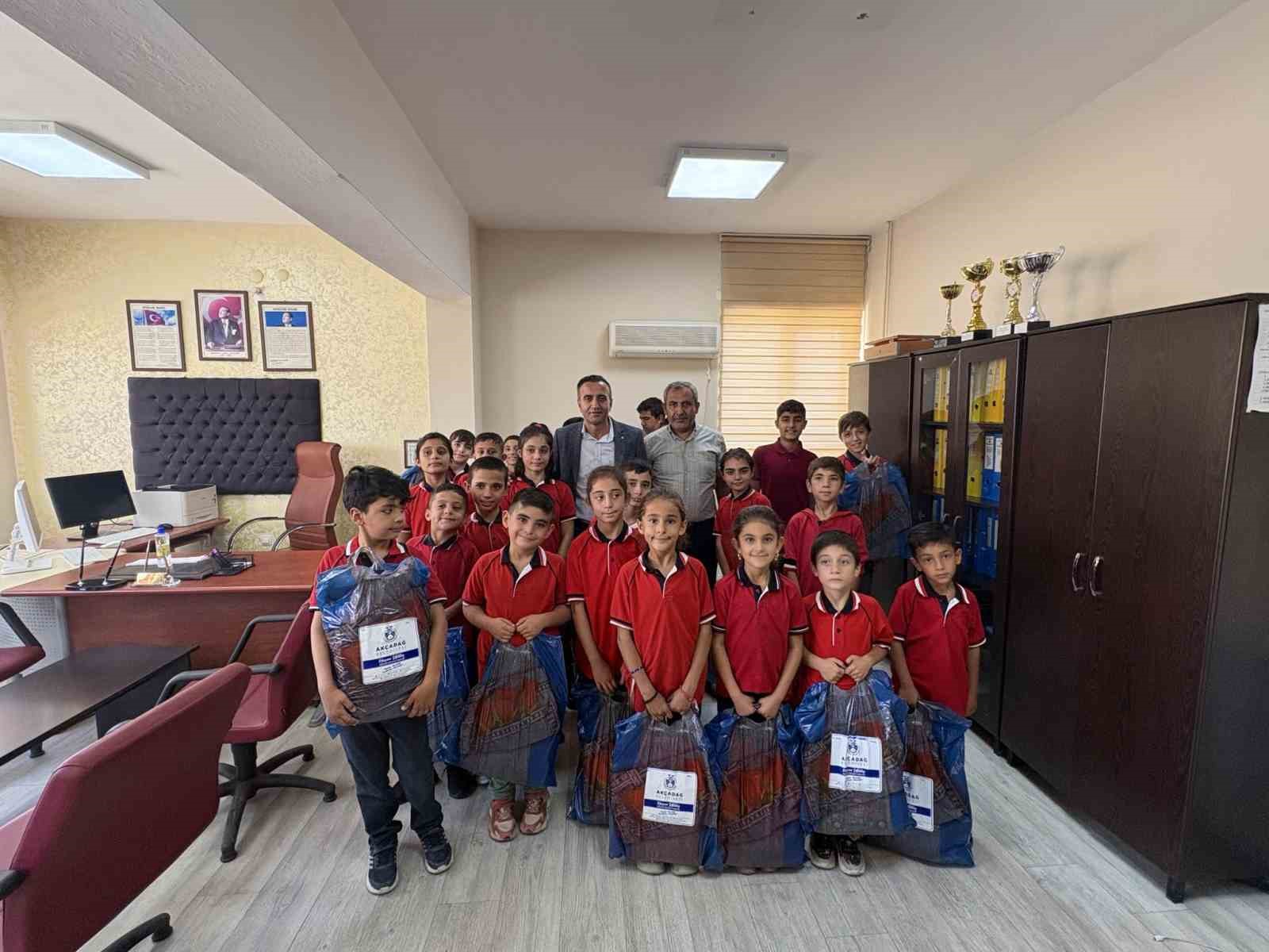 akcadag-da-300-ogrenciye-canta-ve-kirtasiye-destegi