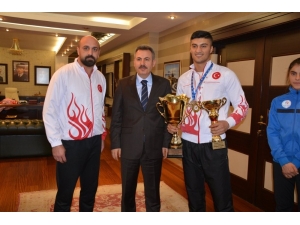 Ağrı Valisi Elban Sporcuları Ödüllendirdi