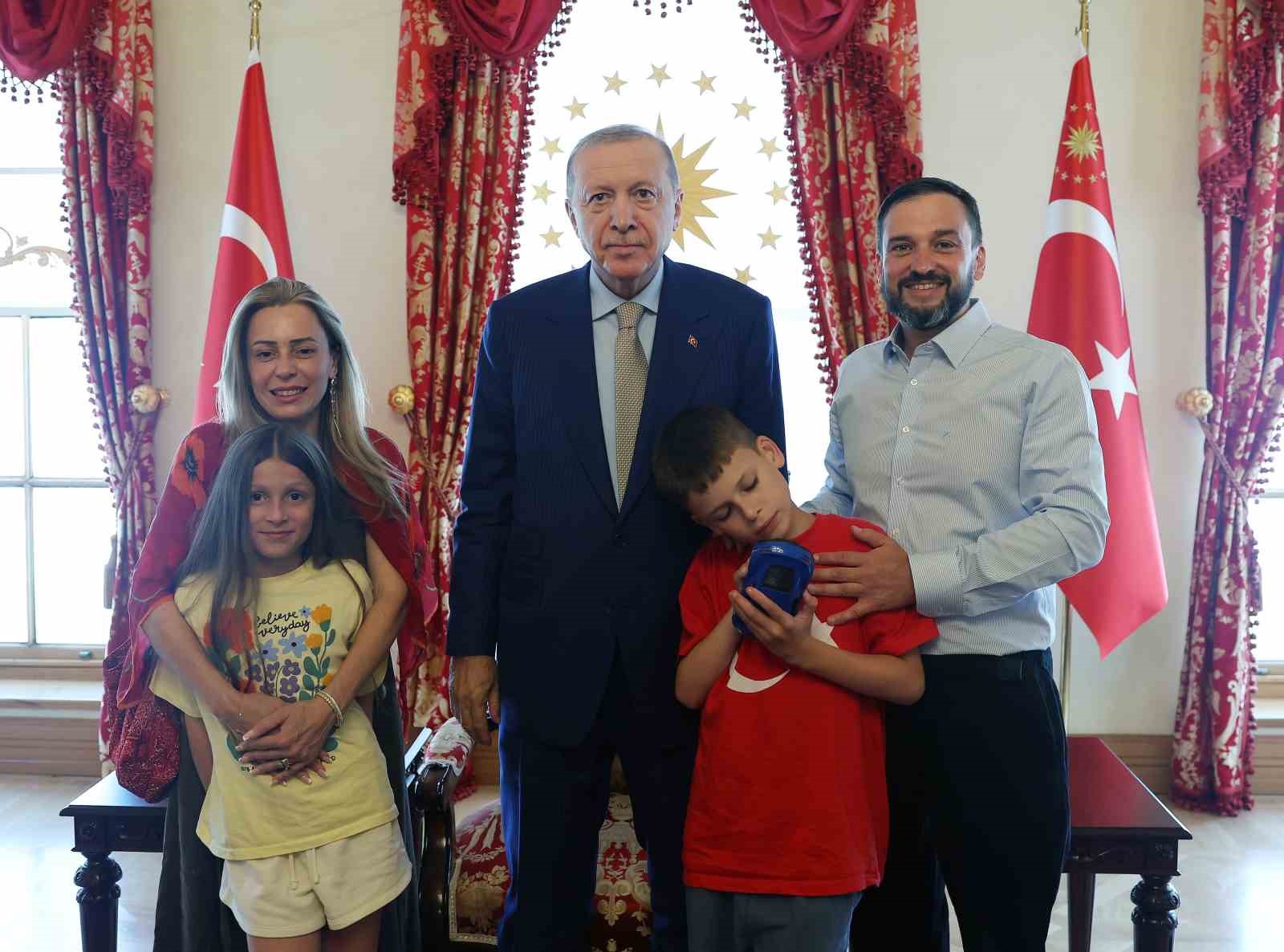 cumhurbaskani-erdogan-cake-not-hate-kampanyasiyla-taninan-joshua-harris-i-kabul-etti