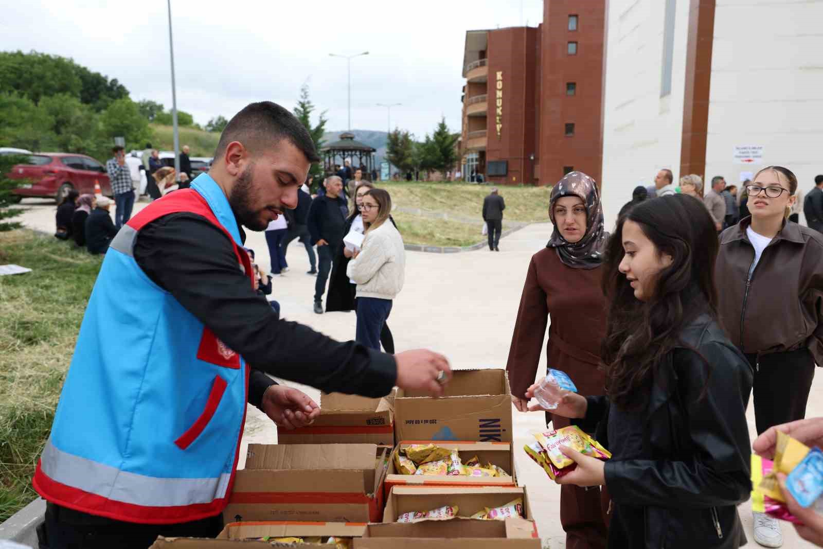 tokat-belediyesi-yks-maratonunda-gencleri-ve-ailelerini-yalniz-birakmadi