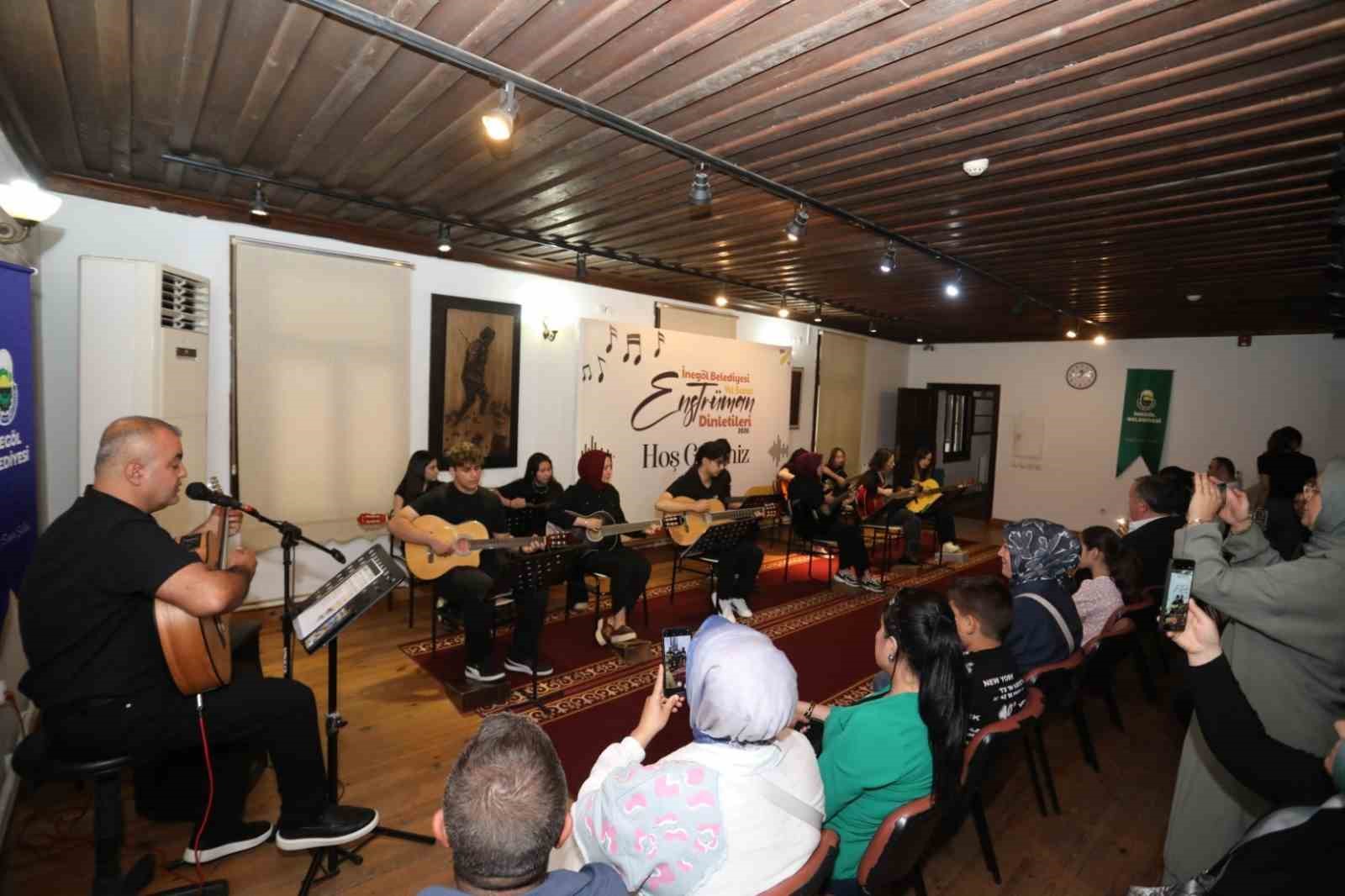 inegol-belediyesi-nin-gitar-kursu-kursiyerleri-sertifikalarini-aldi
