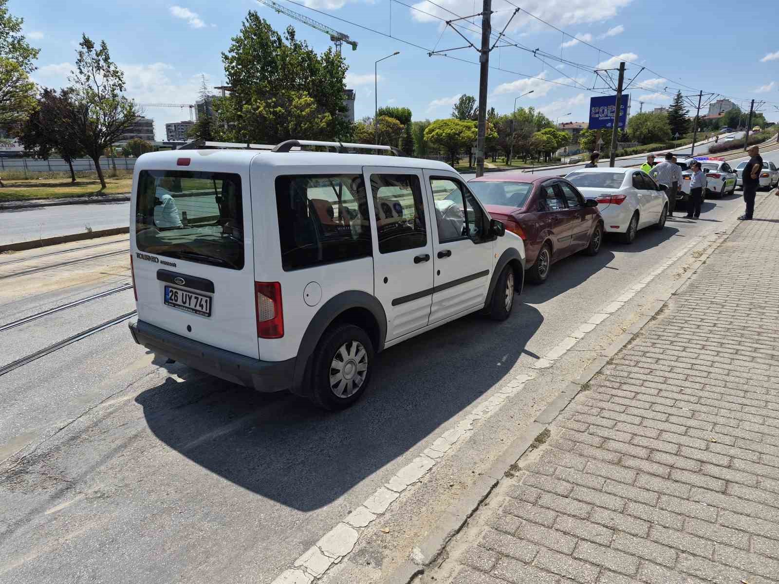 eskisehir-de-3-aracin-karistigi-zincirleme-trafik-kazasi-ucuz-atlatildi
