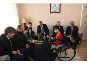 Belediyeden Engelli Öğrenciye Tekerlekli Sandalye