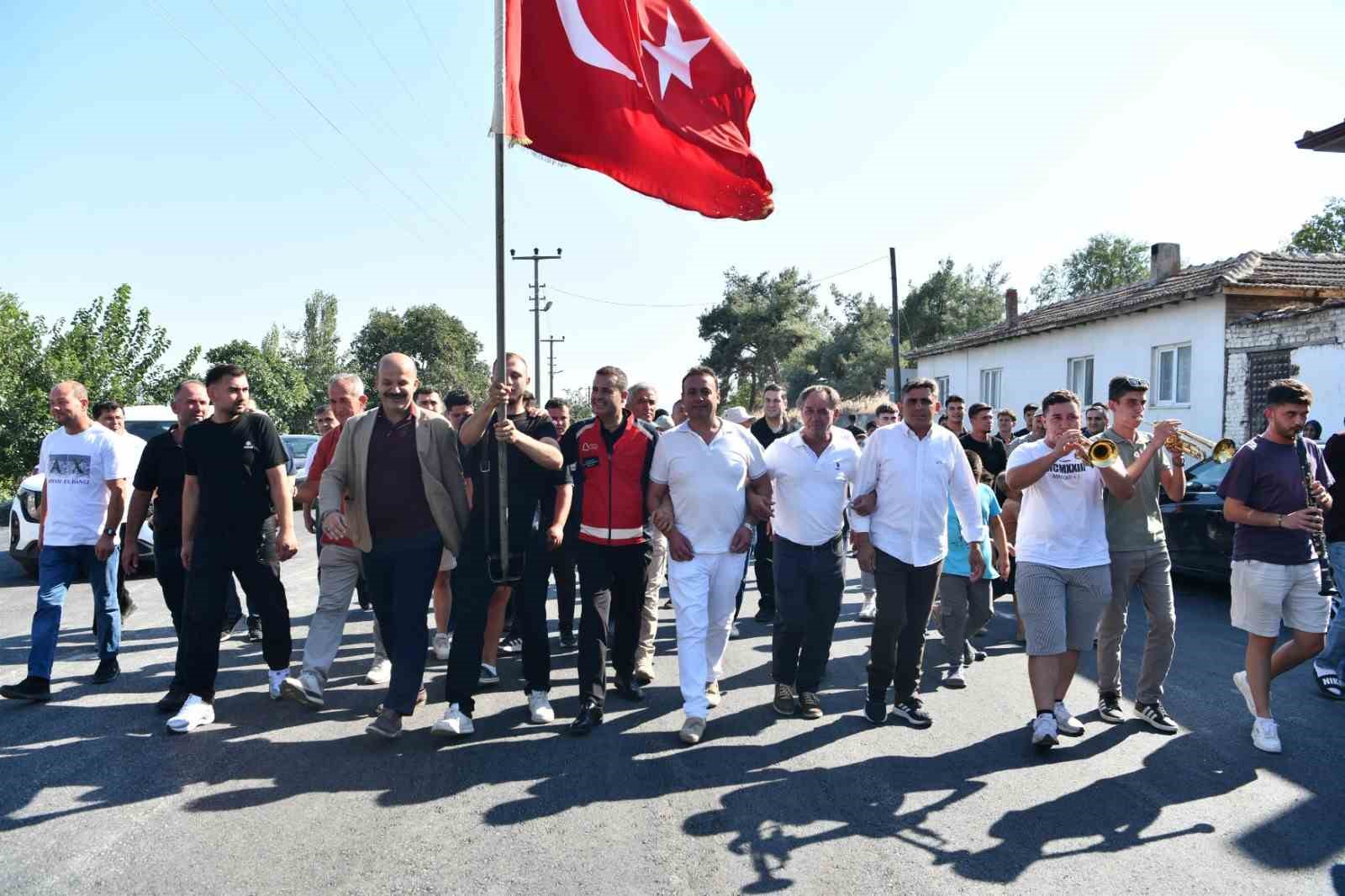 ivrindi-de-ahmet-akin-a-davullu-zurnali-karsilama